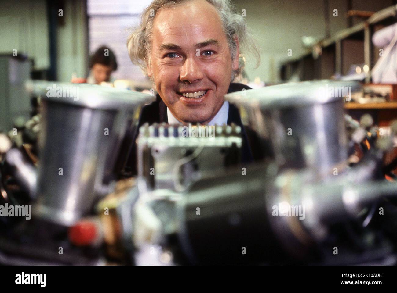 Motorenentwickler Keith Duckworth von Cosworth Engineering im Werk im Jahr 1980 Stockfoto