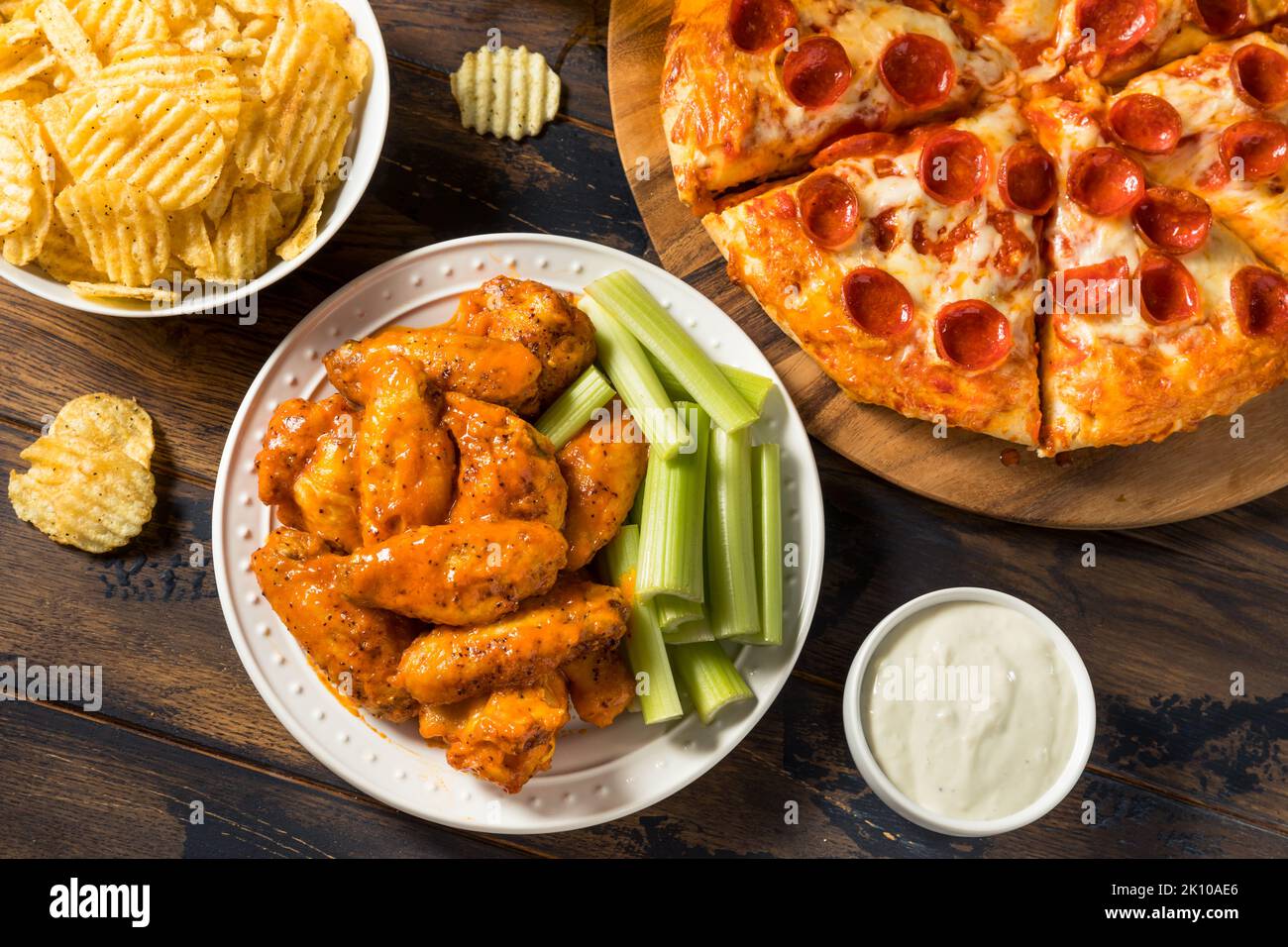 Hausgemachte Pepperoni Pizza Chicken Wings und Bier für eine Fußballparty Stockfoto