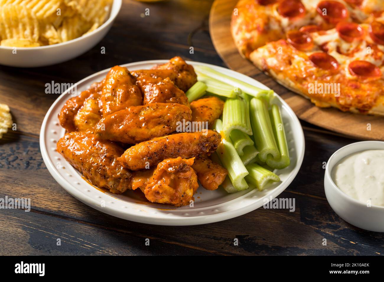 Hausgemachte Pepperoni Pizza Chicken Wings und Bier für eine Fußballparty Stockfoto