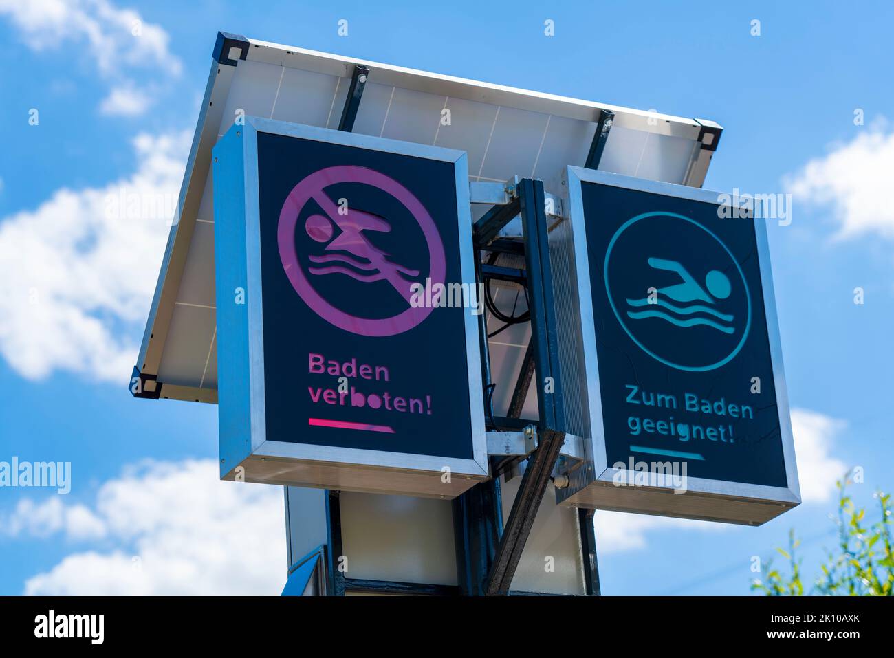Badeplatz im Ruhrgebiet bei Bochum-Dahlhausen, Badelicht, zeigt an, ob das Baden im offenen Ruhrgebiet aufgrund von Unzulänglichkeiten erlaubt oder verboten ist Stockfoto