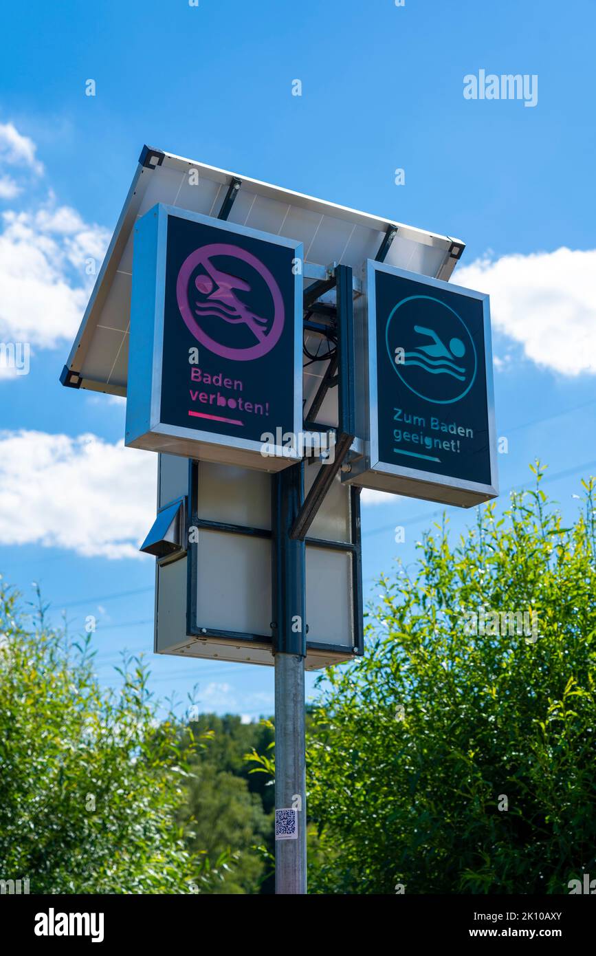 Badeplatz im Ruhrgebiet bei Bochum-Dahlhausen, Badelicht, zeigt an, ob das Baden im offenen Ruhrgebiet aufgrund von Unzulänglichkeiten erlaubt oder verboten ist Stockfoto