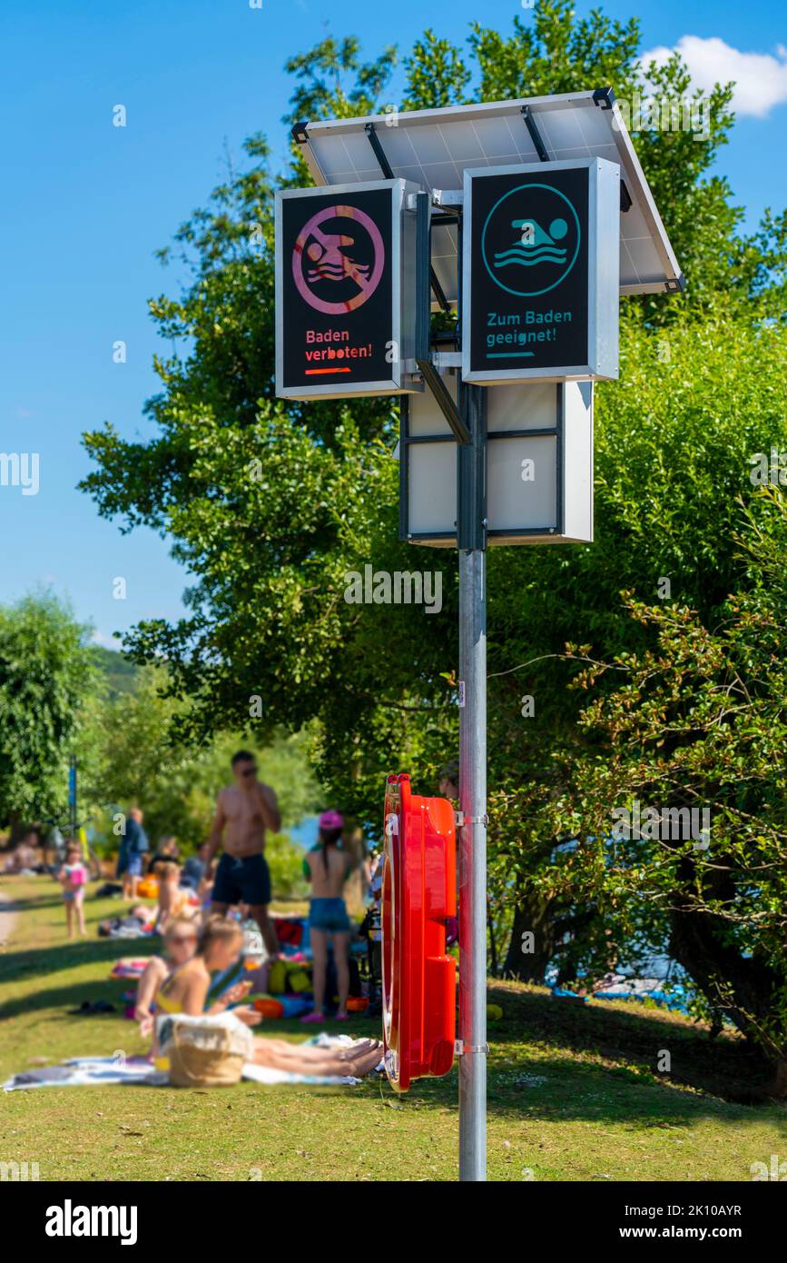 Badeplatz im Ruhrgebiet bei Bochum-Dahlhausen, Badelicht, zeigt an, ob das Baden im offenen Ruhrgebiet aufgrund von Unzulänglichkeiten erlaubt oder verboten ist Stockfoto