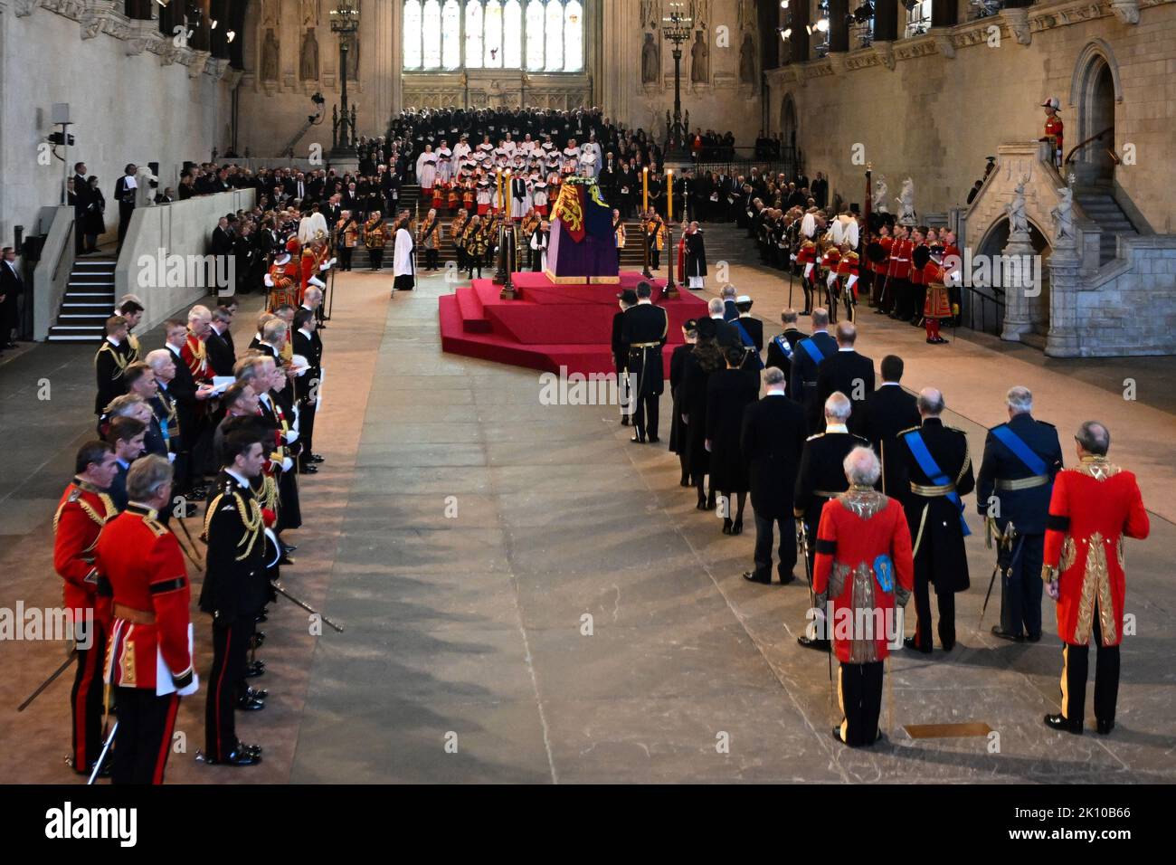 Der Sarg von Königin Elizabeth II., drapiert im Royal Standard mit der Imperial State Crown auf der Oberseite, liegt auf der Katafalque in Westminster Hall, London, wo er vor ihrer Beerdigung am Montag in einem Zustand liegen wird. Bilddatum: Mittwoch, 14. September 2022. Stockfoto