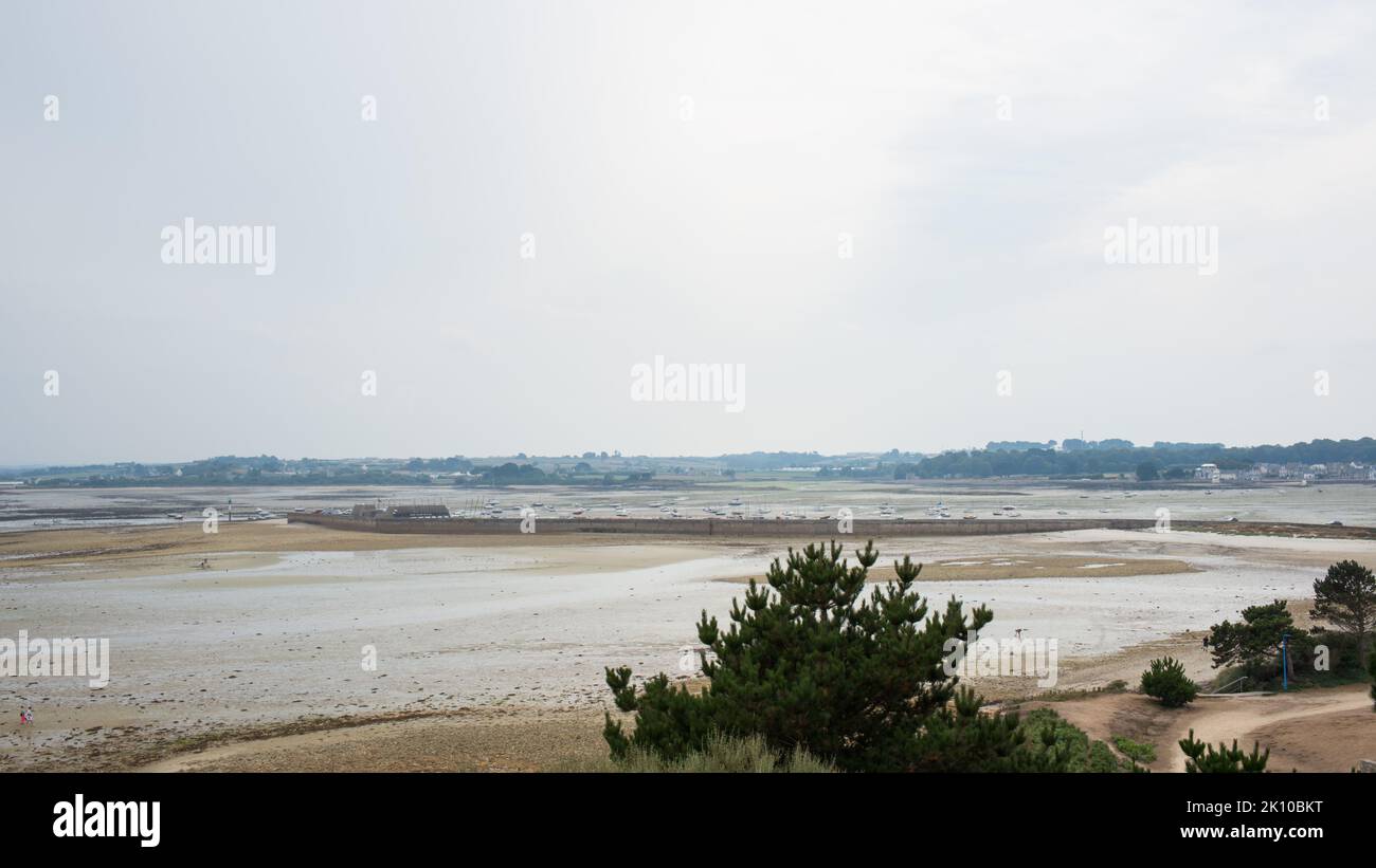 Wunderschöne Landschaft. Strand ohne Menschen, Ebbe. Frankreich. Europa Stockfoto