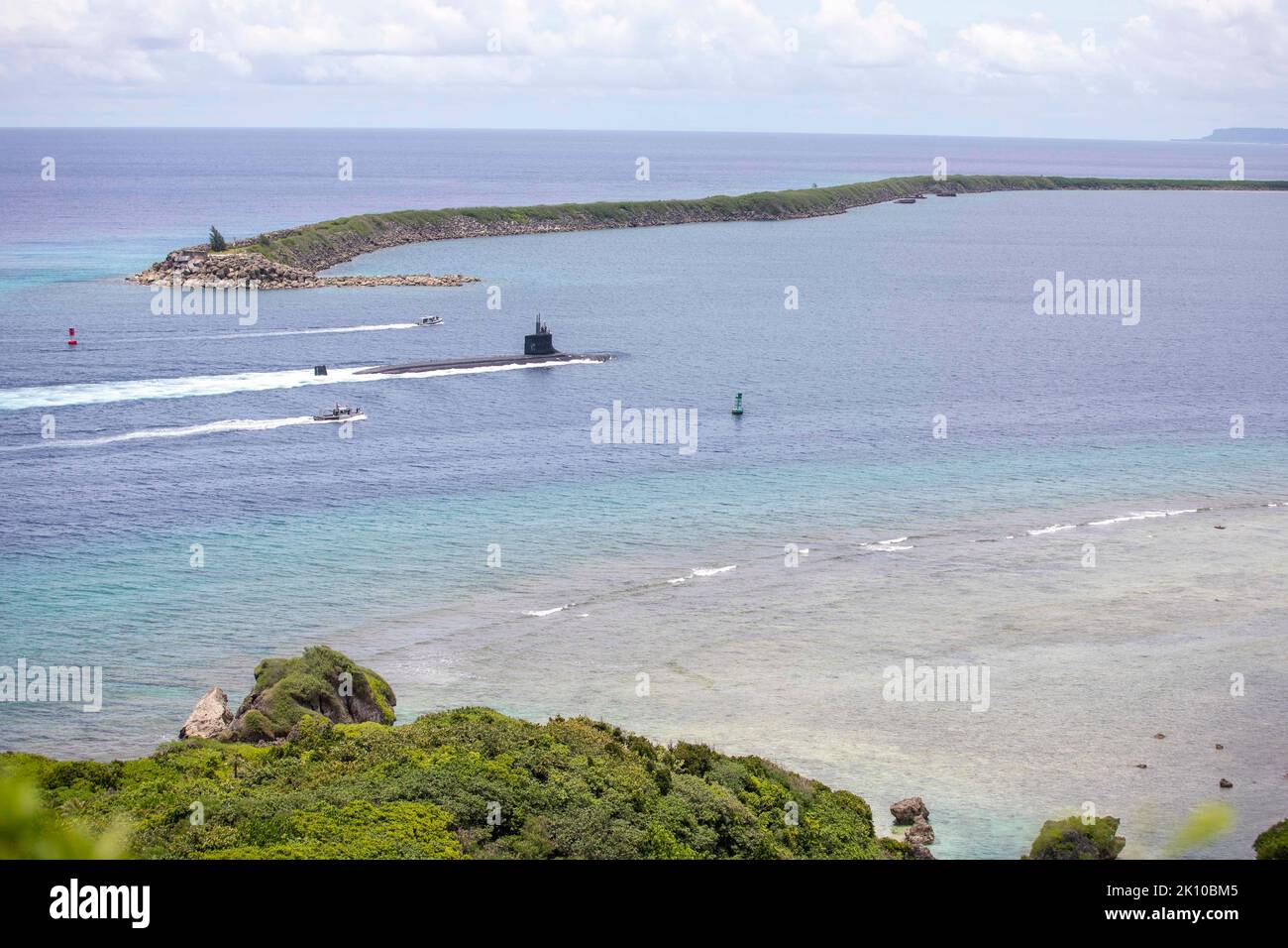 Apra Harbor, Usa. 15. Juli 2022. Das Schnellangriff-U-Boot USS Seawolf der US Navy der Seawolf-Klasse kommt am 15. Juli 2022 zu einem Hafenbesuch in Aprahafen, Guam, an. Kredit: MC2 Zachary Grooman/U.S. Navy/Alamy Live News Stockfoto