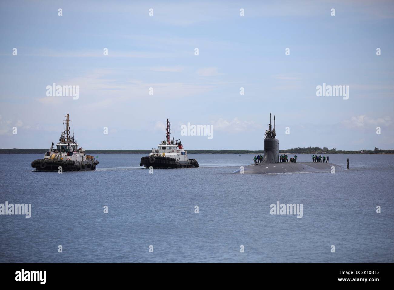 Apra Harbor, Usa. 15. Juli 2022. Schlepper eskortieren das Schnellangriffs-U-Boot USS Seawolf der U.S. Navy Seawolf-Klasse, das am 15. Juli 2022 zu einem Hafenbesuch in Apron Harbour, Guam, eintrifft. Kredit: MCS Darek Leary/U.S. Navy/Alamy Live News Stockfoto