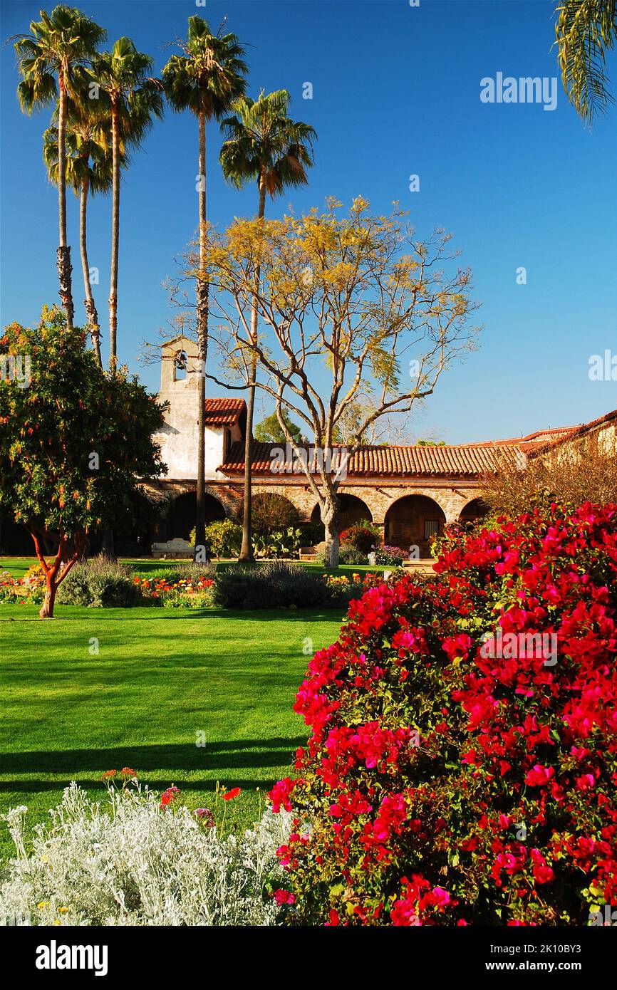 Im Innenhof der Mission San Juan Capistrano, einem historischen Ort, an dem die Spanier die katholische Kirche in Kalifornien errichtet haben, blüht ein Garten Stockfoto