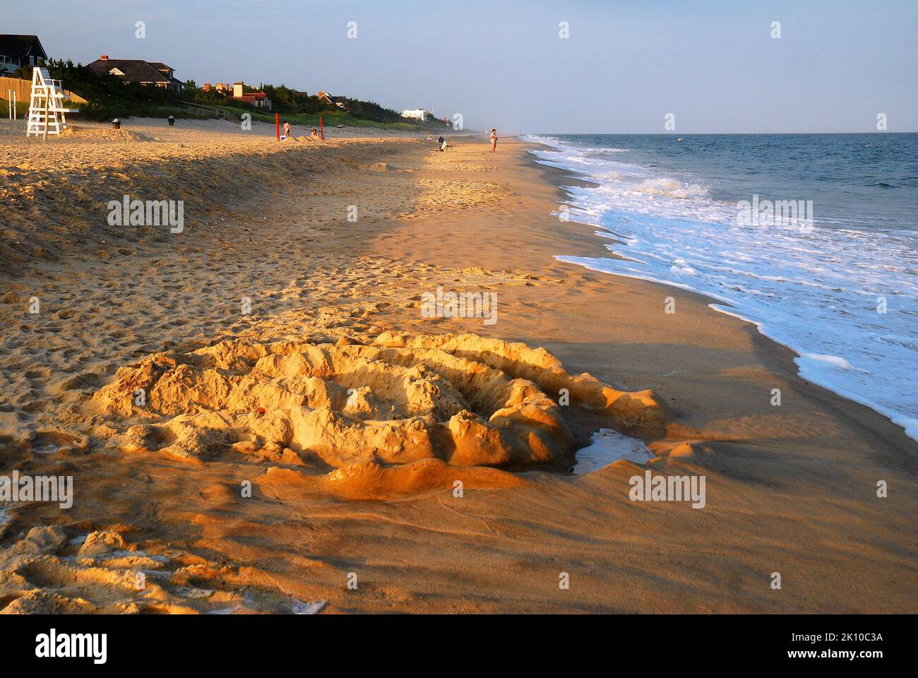 Kreise in der Sandskulptur warten auf die unvermeidlichen Hochwasser- und Meereswellen am Georgica Beach, South Hampton und Long Island Stockfoto