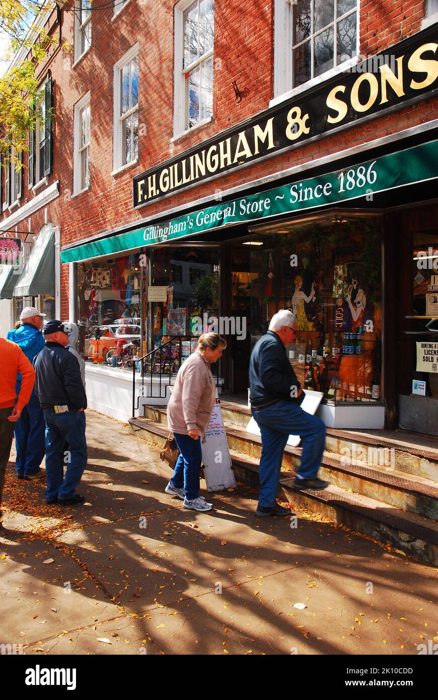 Ein älteres Paar geht die Treppe hinauf, um den Gillingham General Store zu betreten, ein historisches Geschäft in der Innenstadt von Woodstock Vermont Stockfoto