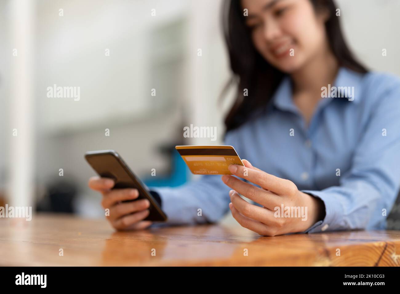 Junge Frau mit Kreditkarte und Smartphone zum Online-Shopping. Online Payment Shopping Konzept Stockfoto