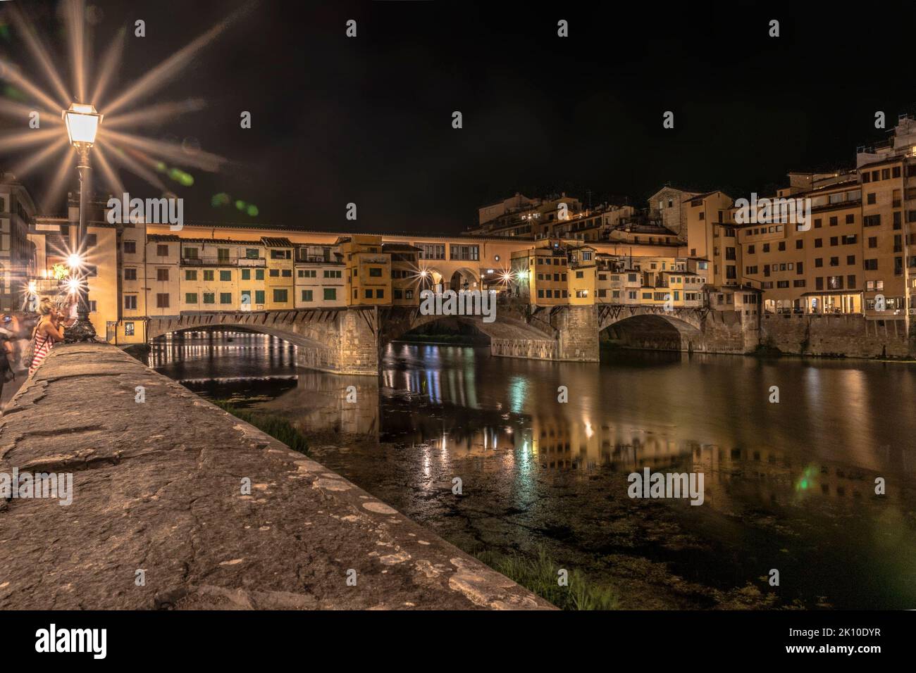Ponte Vecchio bei Nacht in Florenz Stockfoto