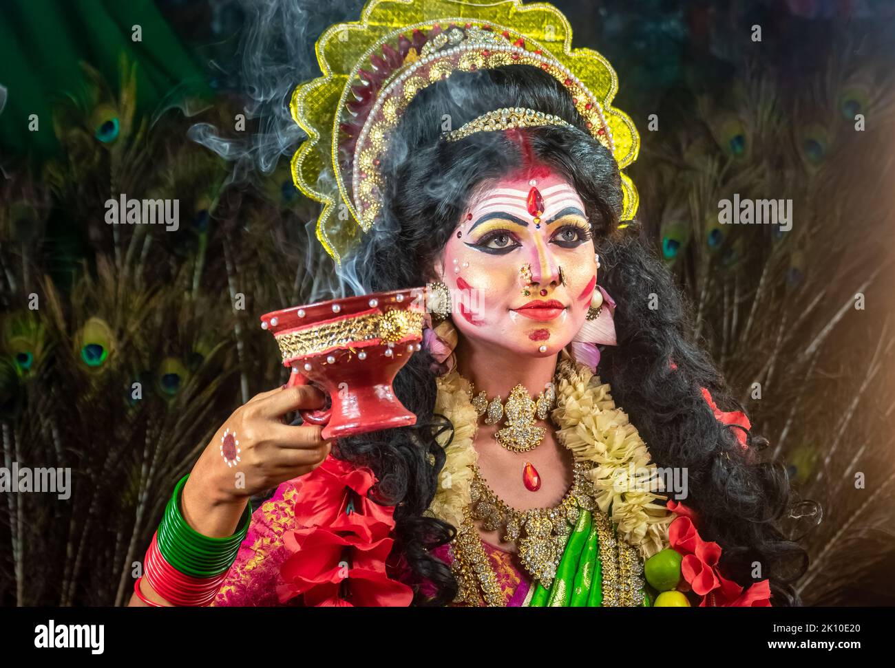 Verheiratete Frauen, die Dhunuchi-Tanz anlässlich der Durga Agomoni als Ritual aufführen, bedeckten den gesamten Bereich mit dem Heiligen Rauch. Stockfoto