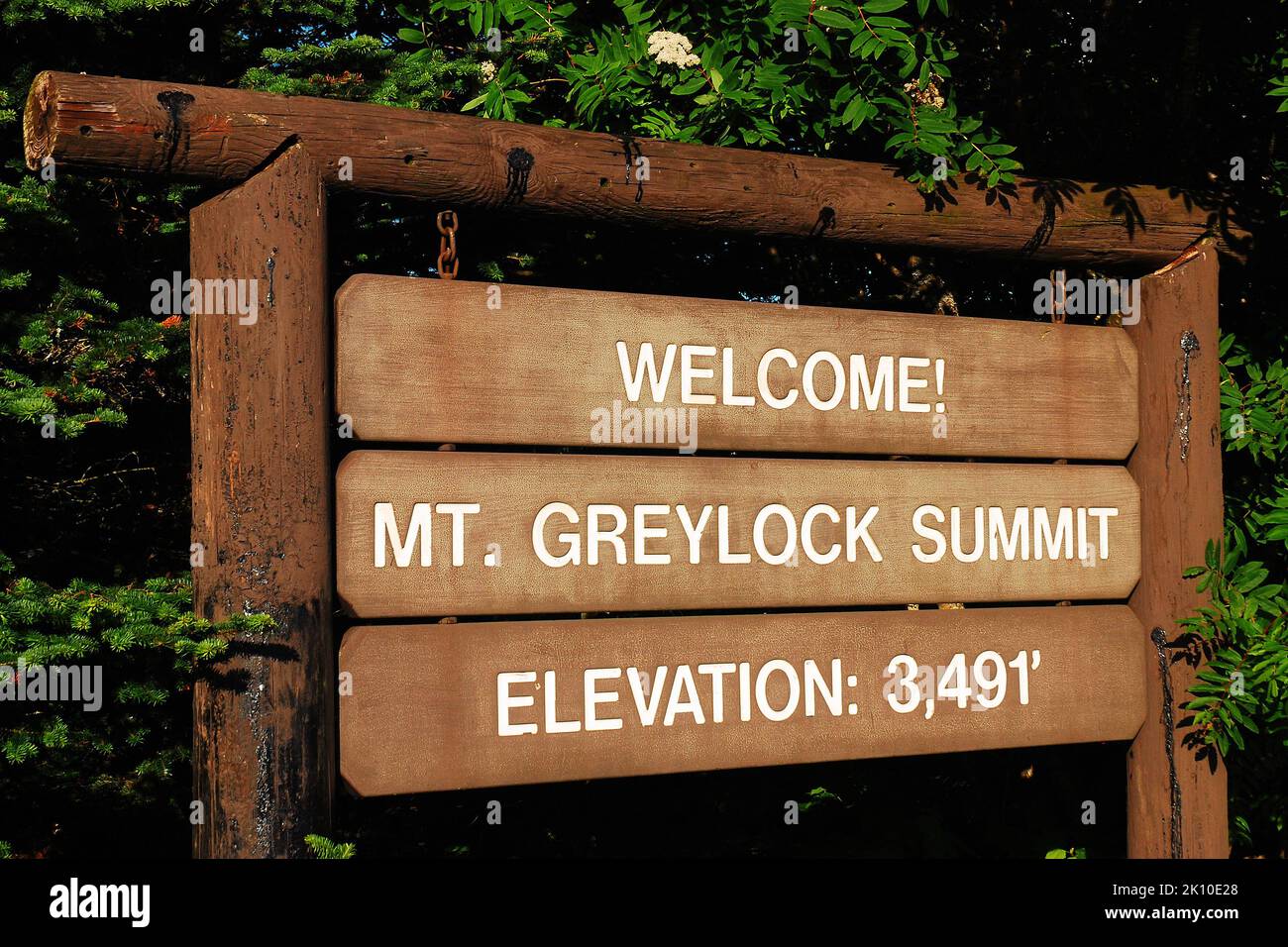 Ein Holzschild warnt Wanderer und Reisende, dass sie am Gipfel des Mt. Greylock, dem höchsten Gipfel in Massachusetts, angekommen sind Stockfoto