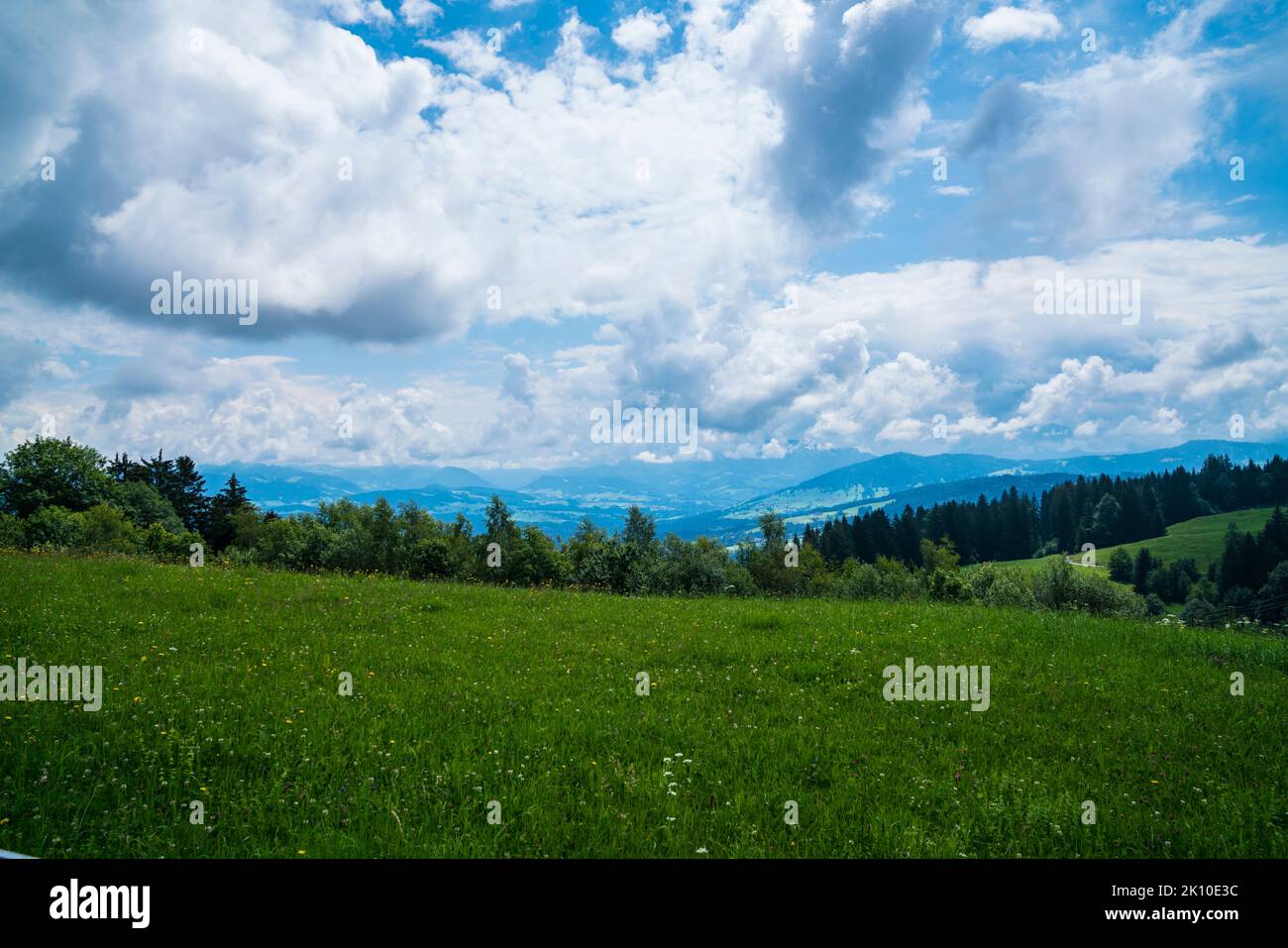 Österreich, Panorama-Naturlandschaft Blick vom pfäder Berg bei bregenz vorarlberg mit Wolken und Wald Stockfoto
