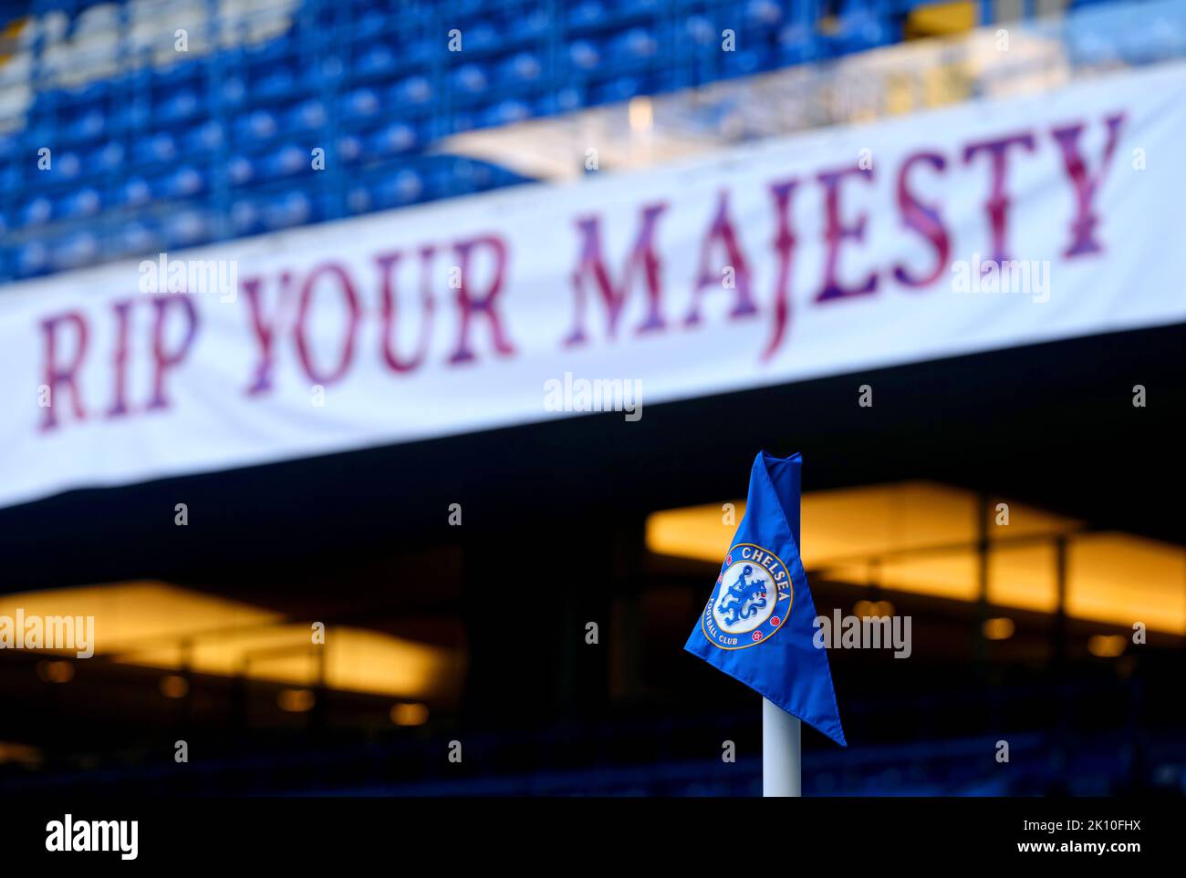 Eine Gesamtansicht einer Chelsea-Eckflagge vor einem Banner zu Ehren von Königin Elizabeth II. Vor dem Spiel der UEFA Champions League Group E in Stamford Bridge, London. Bilddatum: Mittwoch, 14. September 2022. Stockfoto