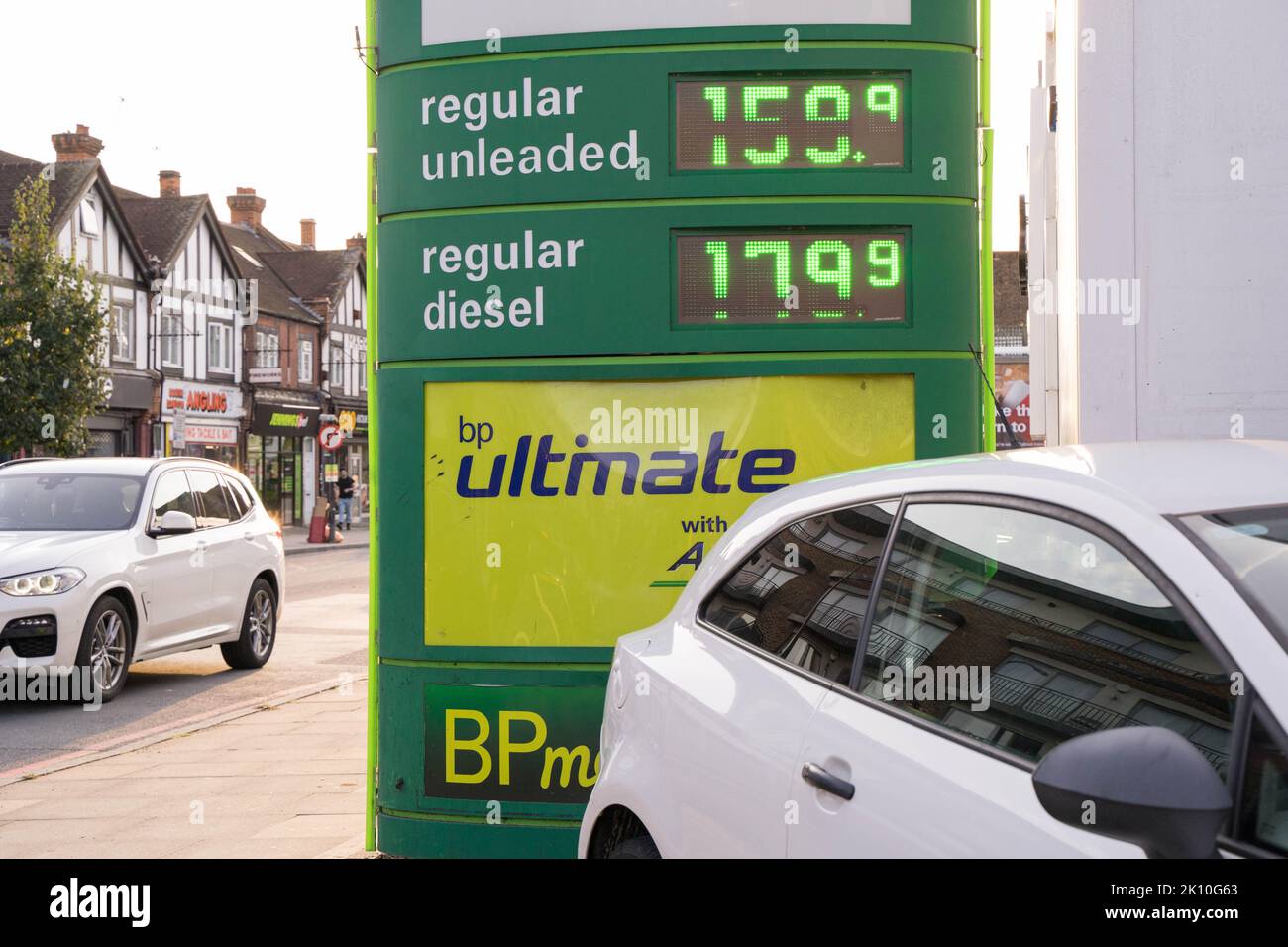 London, 14.. September 2022. Die Preise an der BP-Benzinpumpe liegen jetzt bei 159,9p, unter 160p pro Liter. Die Einsparungen durch sinkende Großhandelskosten gehen nun endlich an den Autofahrer über. Quelle: Xiu Bao/Alamy Live News Stockfoto