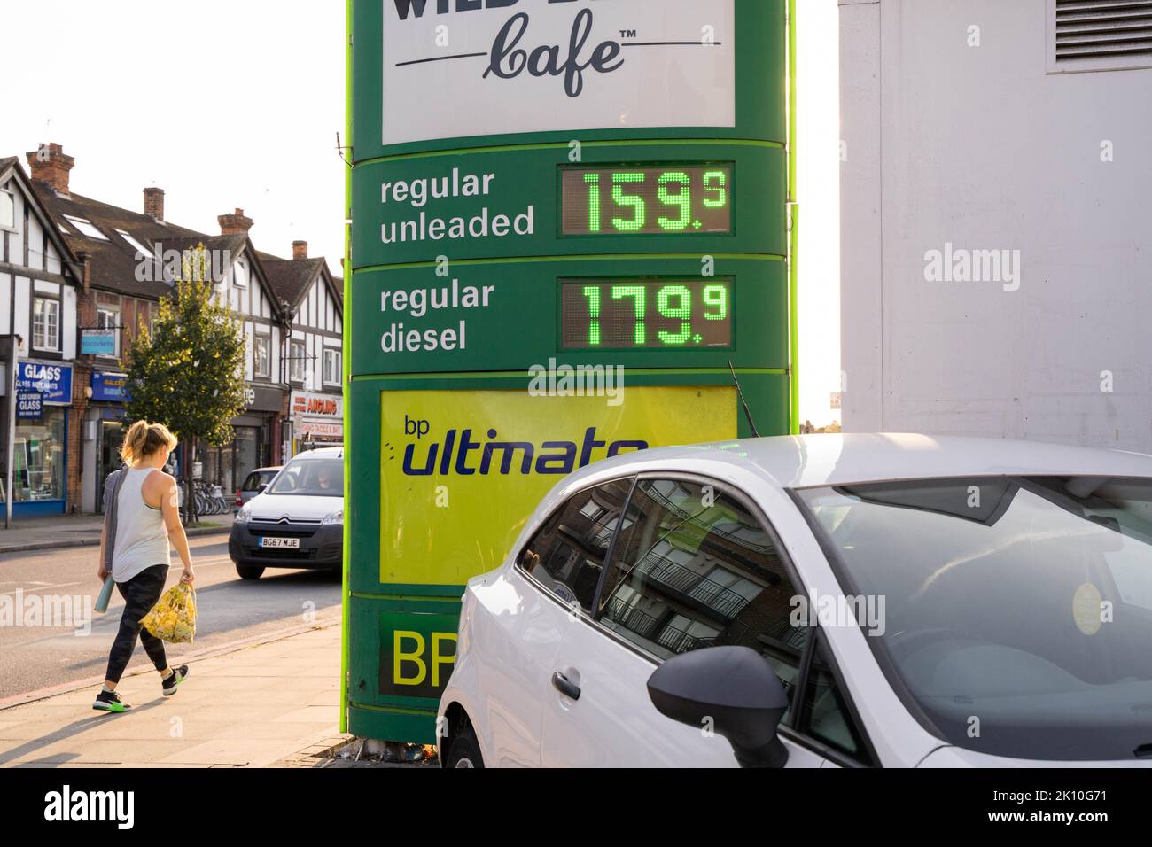 London, 14.. September 2022. Die Preise an der BP-Benzinpumpe liegen jetzt bei 159,9p, unter 160p pro Liter. Die Einsparungen durch sinkende Großhandelskosten gehen nun endlich an den Autofahrer über. Quelle: Xiu Bao/Alamy Live News Stockfoto