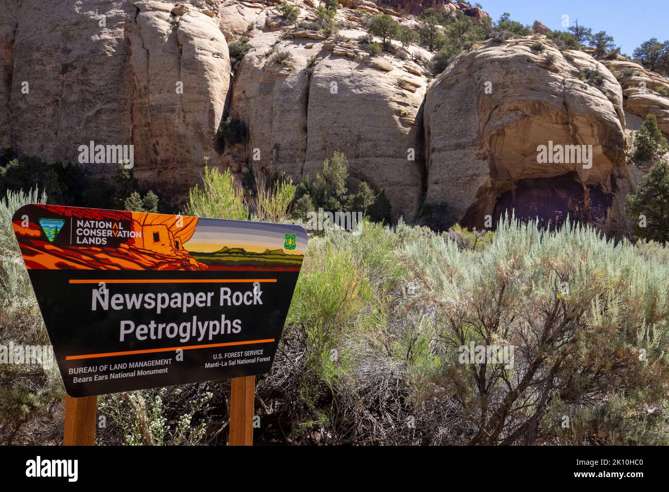 Petroglyphs Newspaper Rock in San Juan County, Utah, ist mit Hunderten von Petroglyphen bedeckt. Stockfoto