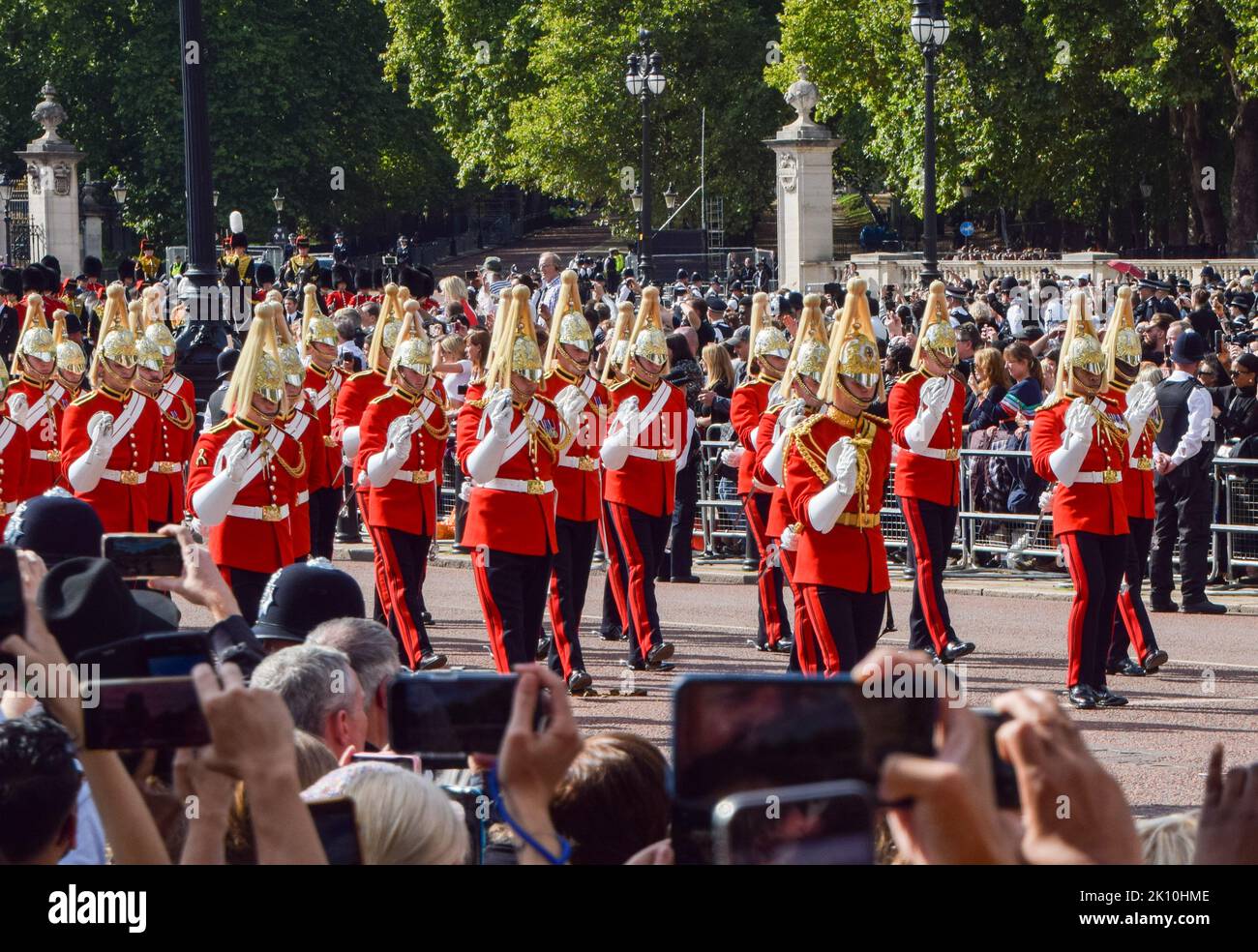 London, England, Großbritannien. 14. September 2022. Die Prozession für das liegende State der Queen verlässt den Buckingham Palace. Die Königin wurde vom Buckingham Palace in die Westminster Hall im Palace of Westminster gebracht, wo sie bis zu ihrer Beerdigung am 19.. September bleiben wird. (Bild: © Vuk Valcic/ZUMA Press Wire) Bild: ZUMA Press, Inc./Alamy Live News Stockfoto