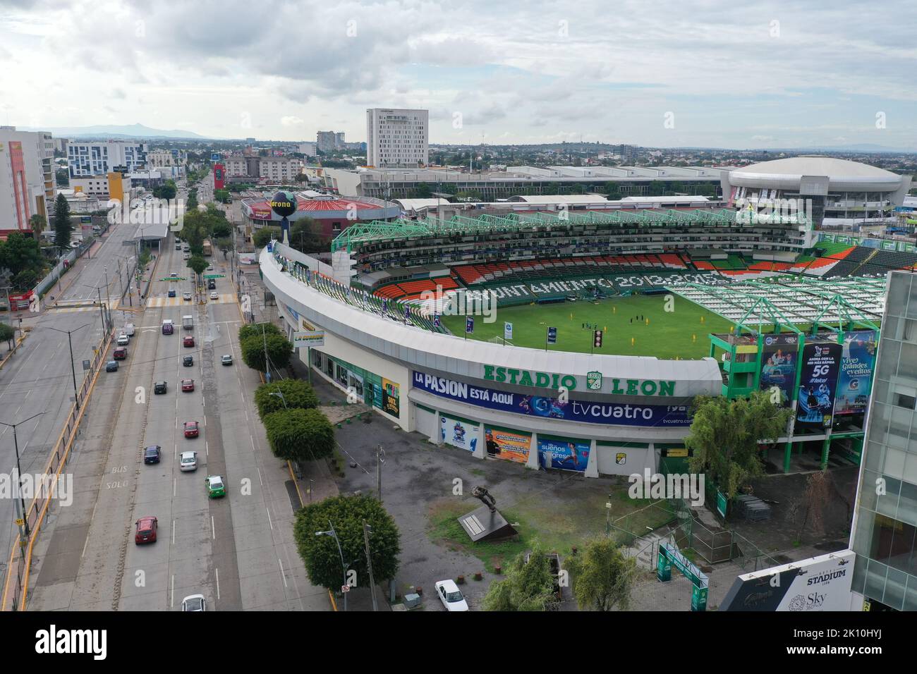 Club León Fußballstadion, Luftaufnahme der Stadt León im Bundesstaat Guanajuato, Mexiko. Die professionelle Fußballmannschaft aus Mexiko aus der Stadt León, aus der mexikanischen Bajío, spielt in der ersten Liga der mexikanischen Liga MX. (© Foto Luis Gutierrez von NortePhoto.com) Estadio de Futbol del Club León , vista aerea de la ciudad de León en el estado de Guanajuato, México. quipo de fútbol profesional de México de la ciudad de León, del Bajío mexicano, Juega en la Primera División de México Liga MX Futbol mexicano. (© Foto Luis Gutierrez von NortePhoto.com) Stockfoto