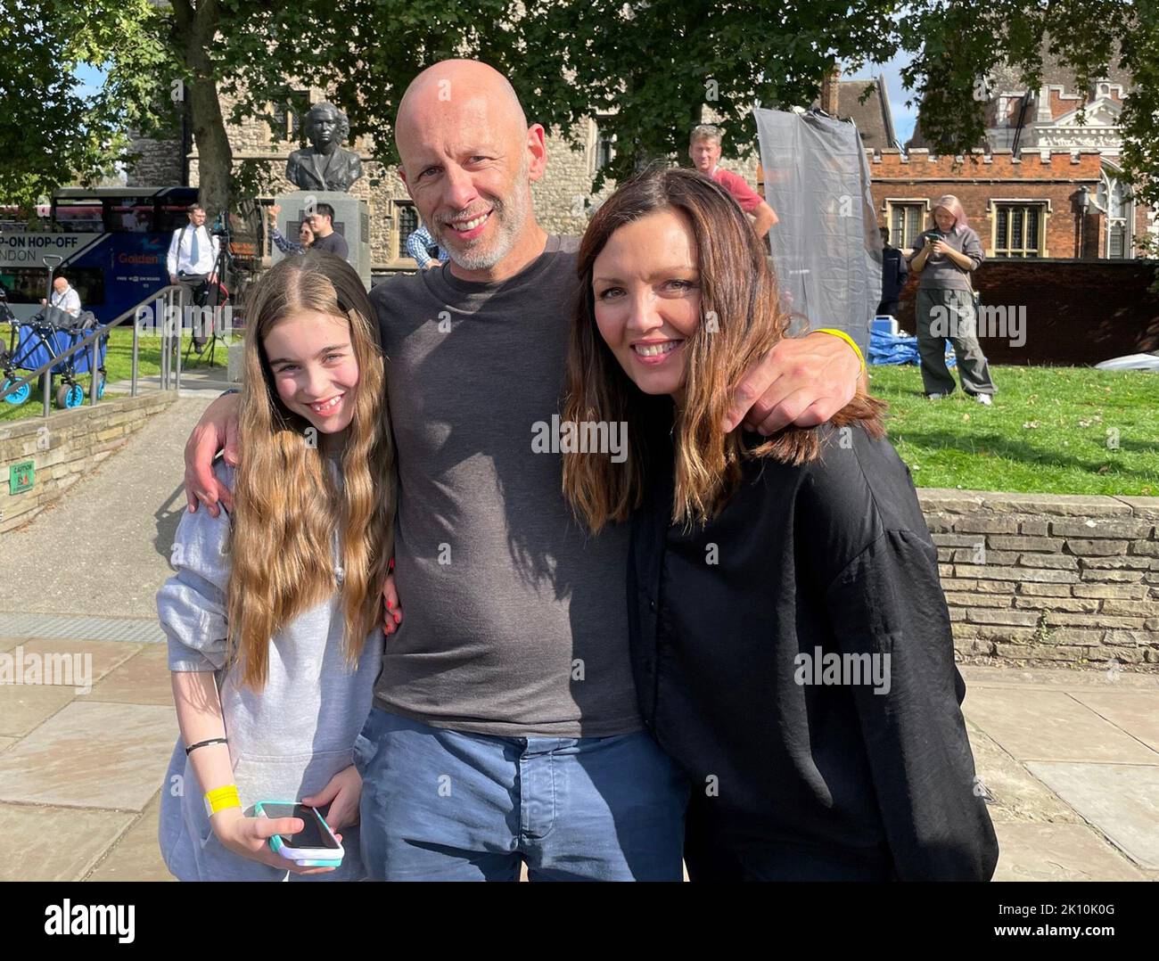 Chloe Harkness, 11, Lee Harkness, 51, und Louise Harkness-Hudson, 53 Warten Sie in London in der Schlange, um Königin Elizabeth II. Vor ihrer Beerdigung am Montag im Zustand zu sehen.Bilddatum: Montag, 12. September 2022. Stockfoto