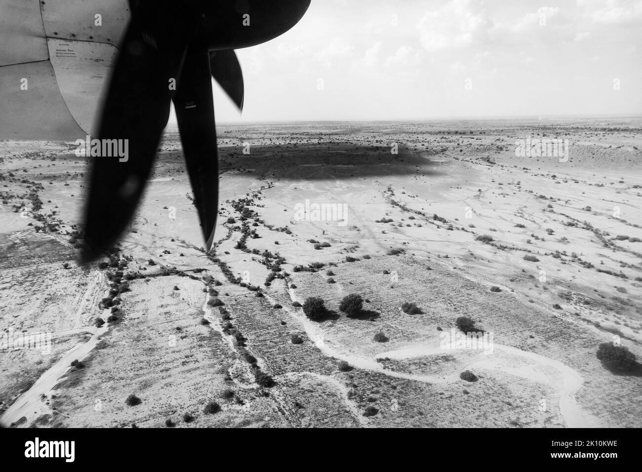 Blick auf die Thar-Wüste aus einem Flugzeug, Rajasthan, Indien. Die Propeller und Thar wüsten im Rahmen. Stockfoto
