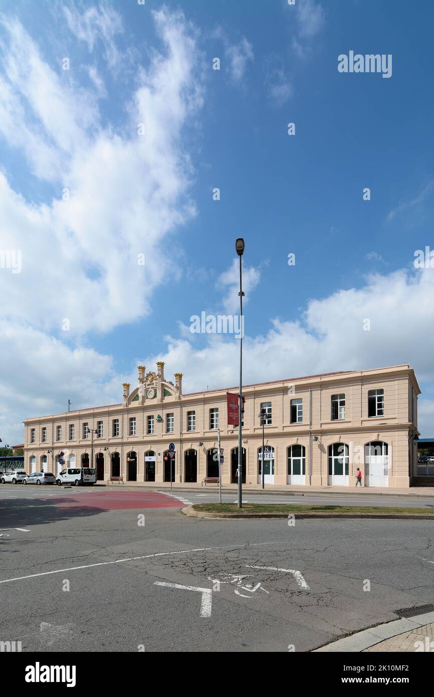 VIC, Spanien - 11. September 2022: Außenansicht des Bahnhofs Vic unter blauem Himmel im Konzept des nachhaltigen Verkehrs und der Umweltverschmutzung. Stockfoto