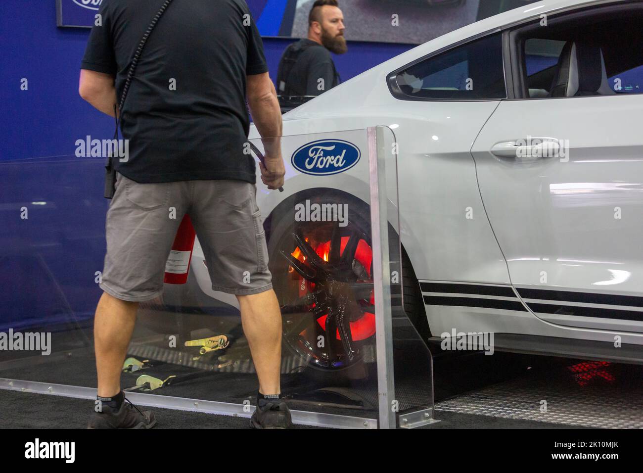 Detroit, Michigan, USA. 14. September 2022. Ein Ford Shelby GT 500 brannte auf einem Dynamometer in einem simulierten Drag-Racing-Bereich auf der North American International Auto Show. Kredit: Jim West/Alamy Live Nachrichten Stockfoto