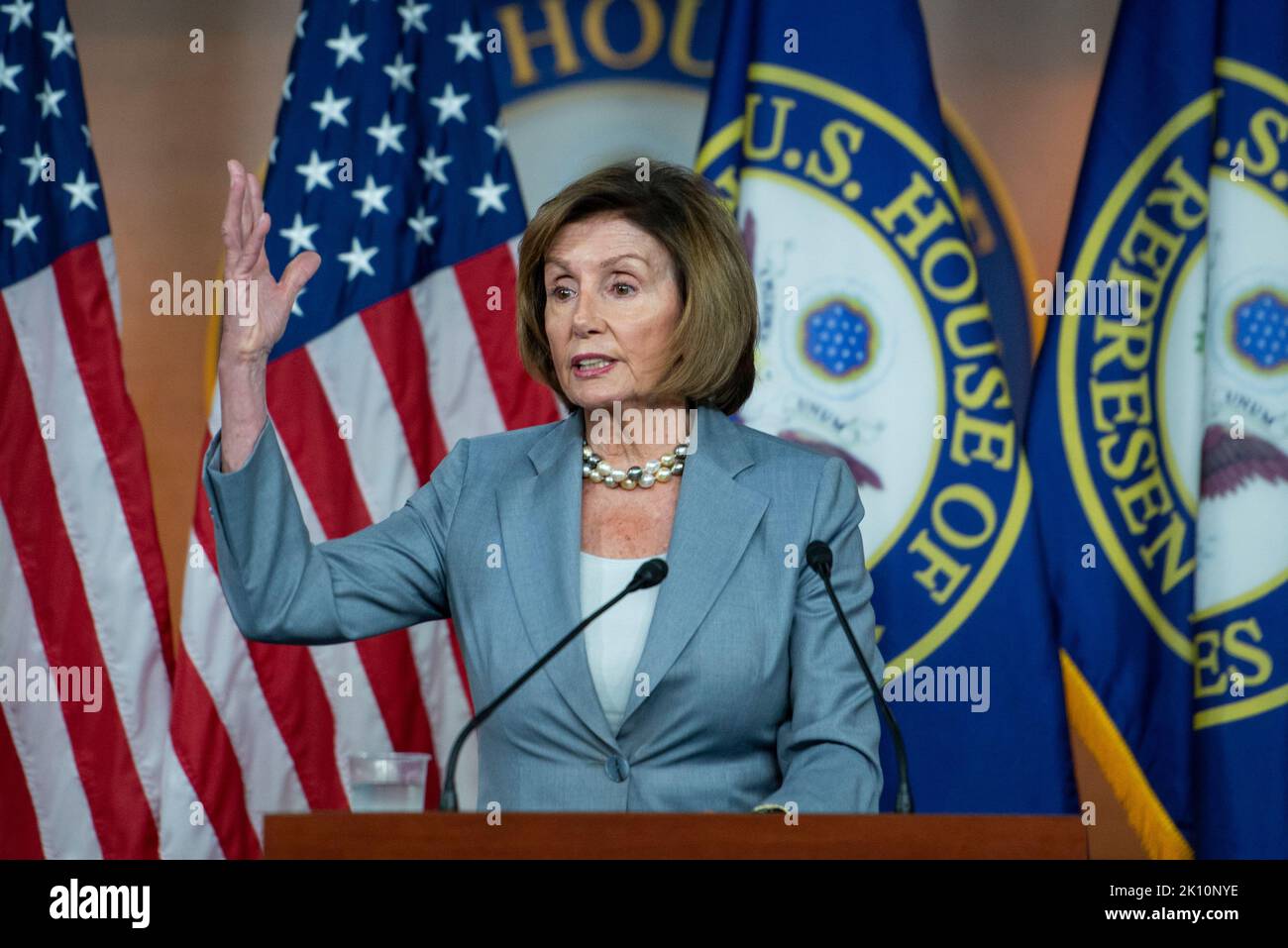 Die Sprecherin des Repräsentantenhauses der Vereinigten Staaten, Nancy Pelosi (Demokratin von Kalifornien), hält während ihrer wöchentlichen Pressekonferenz am Mittwoch, den 14. September 2022, im US-Kapitol in Washington, DC, eine Rede. Kredit: Rod Lamkey/CNP /MediaPunch Stockfoto