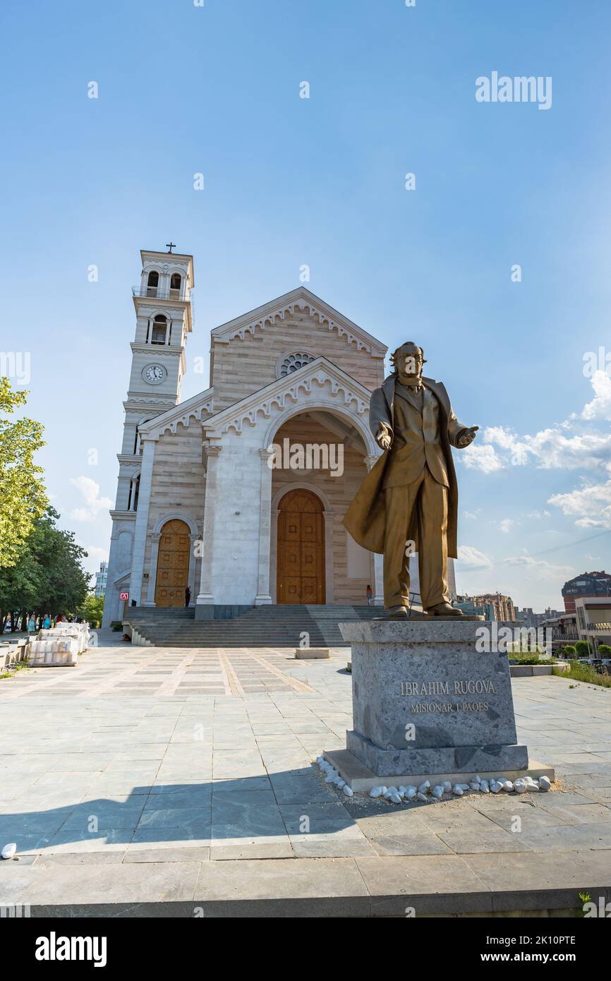 Pristina, Kosovo - Juli 2022: Mutter Teresa Kathedrale in Pristina, Kosovo. Die Kathedrale der Heiligen Mutter Teresa ist eine römisch-katholische Kathedrale Stockfoto