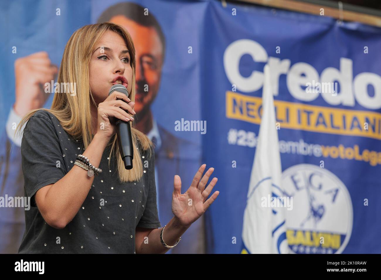 Italien, Region Marken, Ascoli Piceno, 14. September 2022 - Chiosco di San Francesco, Nationalwahlen 2022 - Matteo Salvini, Vorsitzender der politischen Partei Lega, trifft Bürger, Kandidaten und Regionalräte. In Italien wird es am 25. September politische Wahlen geben. Giorgia Latini, politische Kandidatin der Lega | Credit: Andrea Vagnoni/Alamy Live News Stockfoto