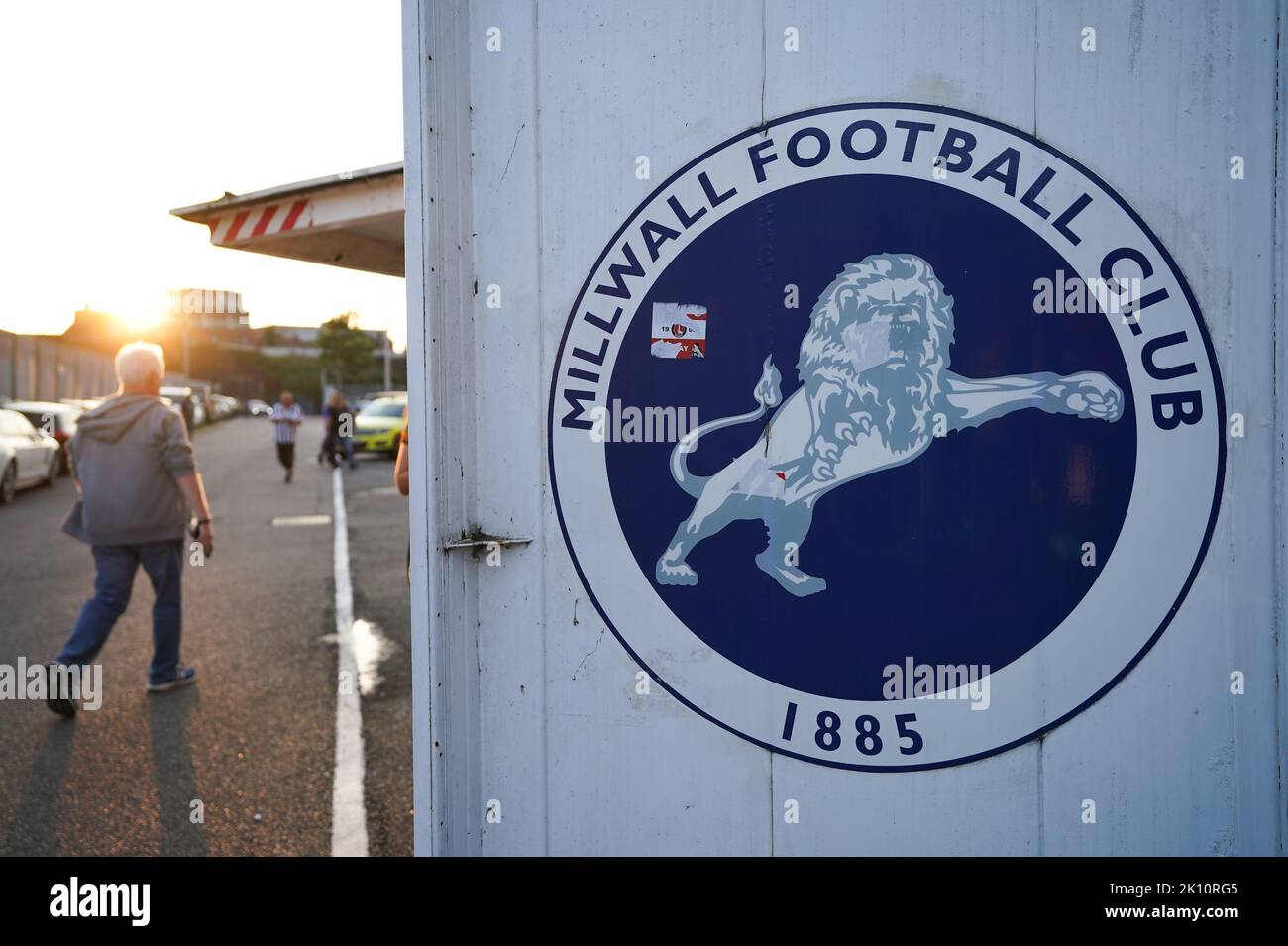 Ein allgemeiner Blick außerhalb des Stadions vor dem Sky Bet Championship-Spiel in Den, London. Bilddatum: Mittwoch, 14. September 2022. Stockfoto