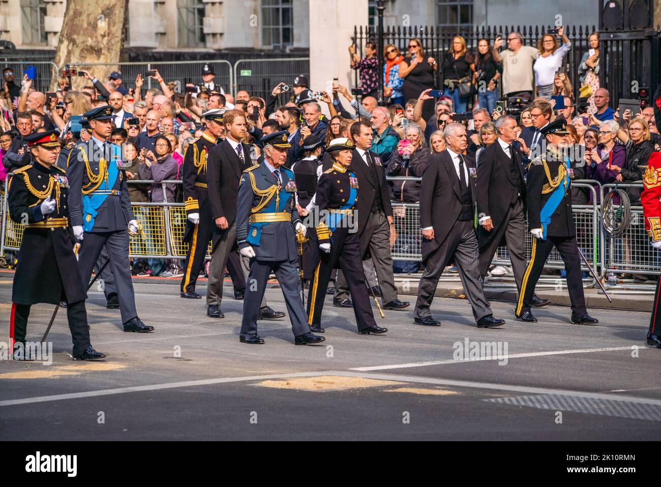 Whitehall London, Großbritannien. 14. September 2022. Mitglieder der Royal Family laufen hinter dem Sarg während der Prozession für den Liegenden-Staat geht es entlang Whitehall, während der Sarg vom Buckingham Palace zur Westminster Hall auf einer Waffenkarriage der Königstruppe Royal Horse Artillery gebracht wird, wo sie im Zustand bis liegen wird Am frühen Morgen ihrer Beerdigung. Königin Elizabeth II. Starb am 8. September 2022 in Balmoral Castle in Schottland. Kredit: amer ghazzal/Alamy Live Nachrichten Stockfoto