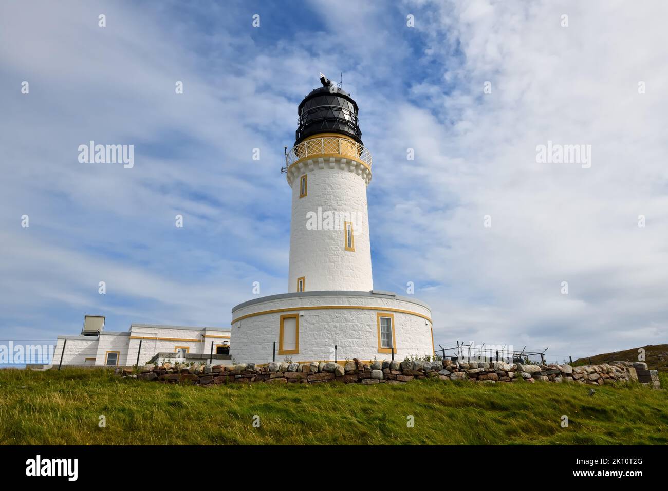 Der Cape Wrath Lighthouse am nordwestlichsten Punkt Schottlands wurde 1828 von Robert Stevenson erbaut. Stockfoto