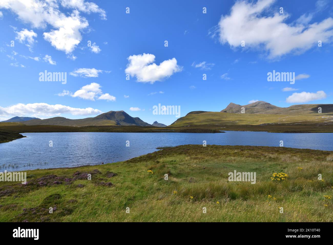 Lochan an AIS, Cul Beag, Cul Mor und Stac Polaidh an einem klaren, sonnigen Tag an der Nordküste 500 im Nordwesten der Highlands von Schottland, Großbritannien Stockfoto