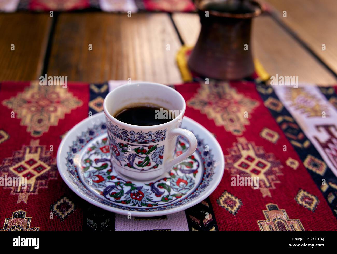 Wunderschöne Kaffeetasse auf dem Restauranttisch. Tischeinstellung in einem krimtatarischen Restaurant in Odessa, Ukraine. Stockfoto