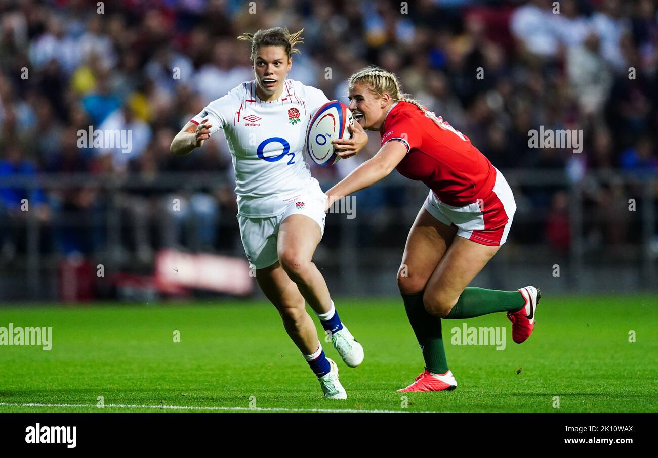 Die Engländerin Helena Rowland (links) läuft beim Freundschaftsspiel der Women's International am Ashton Gate in Bristol an der walisischen Carys Williams-Morris vorbei. Bilddatum: Mittwoch, 14. September 2022. Stockfoto