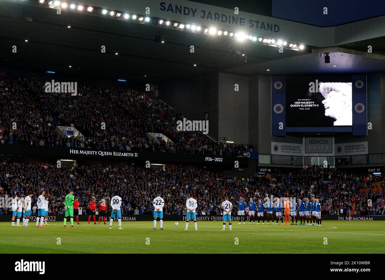 Die Spieler stehen für eine Schweigeminute im Ibrox Stadium, Glasgow, vor dem Spiel der UEFA Champions League Group A nach dem Tod von Königin Elizabeth II am Donnerstag, dem 8. September 2022. Bilddatum: Mittwoch, 14. September 2022. Stockfoto