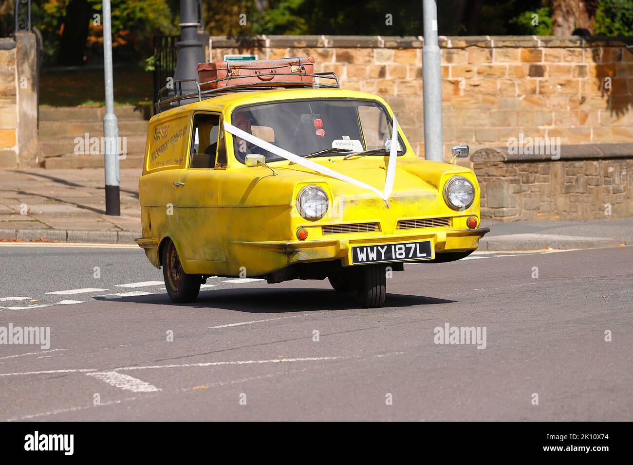 Eine Nachbildung von Trotters Yellow Reliant Robin aus der TV-Sitcom „Only Fools & Horses“, die als Hochzeitsauto in Svillington, Leeds, Großbritannien, verwendet wurde Stockfoto