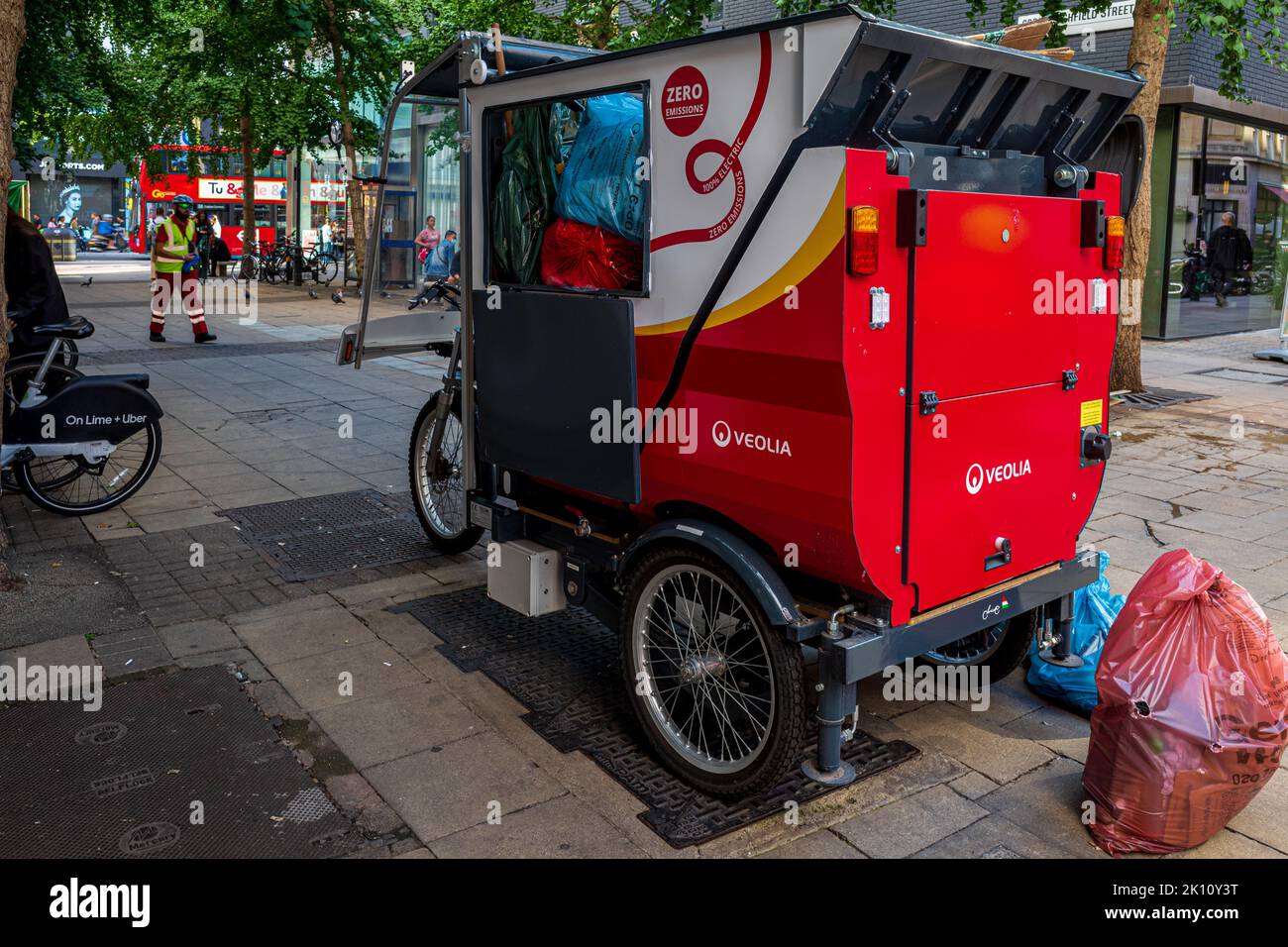 Reinigungsfahrzeug für elektrische Straßen in der Nähe der Oxford Street im Zentrum von London. Veolia Electric Street Cleaning Bikes London. Elektrisches Mülltonnen-Fahrrad. Stockfoto