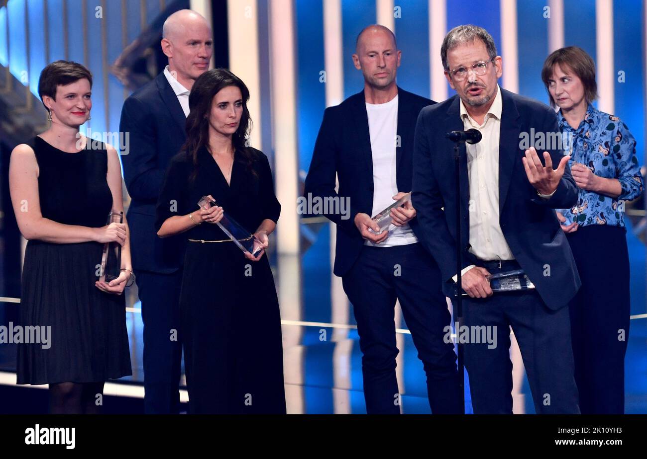 Köln, Deutschland. 14. September 2022. Der Journalist Hjo Seppelt (vorne) freut sich über die Auszeichnung in der Kategorie "Bester Dokumentarfilm/Reportage" für "wie Gott uns schauf - Coming-Out in der katholischen Kirche" beim Deutschen Fernsehpreis 2022. Die zweitägige Verleihung des Deutschen Fernsehpreises geht mit einer Primetime-Show weiter. Quelle: Marius Becker/dpa/Alamy Live News Stockfoto