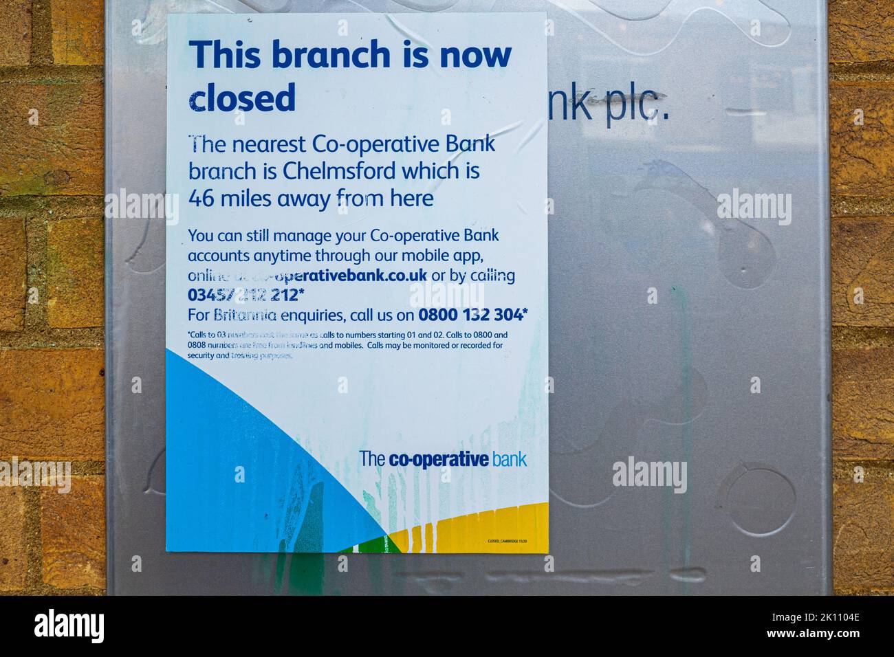 Bank Branch Closure Cooperative Bank Cambridge – Benachrichtigung der Kunden, dass die nächste Filiale 46 Meilen entfernt ist. Mitteilung über die Schließung von Genossenschaftsbanken. Stockfoto