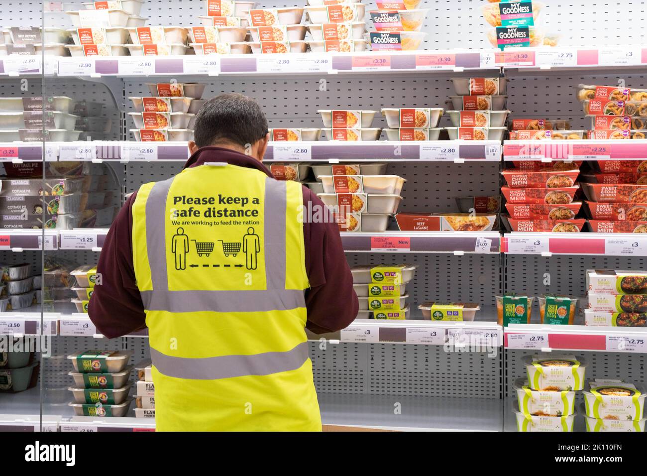 Einkäufer im Supermarkt Sainsbury's für ihre wöchentlichen Einkäufe, wenn Sonderpreise angeboten werden, um die Lebenshaltungskosten in Großbritannien zu bewältigen Stockfoto