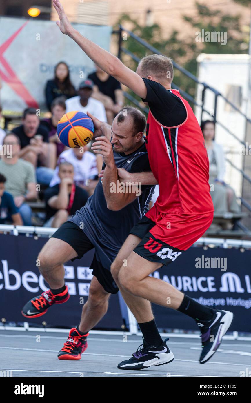 Montreal, Kanada, 03. September 2022: Wyatt anders (grau) vom Team Windipeg aus Kanada im Kampf gegen Aurelijus Pukelis vom Team Šakiai Gulbelė aus Litauen während der Poolrunde der 2022 FIBA 3x3 World Tour Montreal Masters auf dem Place des Festivals in Montreal, Kanada. Das Team von Windnpeg aus Kanada gewann das Spiel mit 18:17 Punkten. Stockfoto