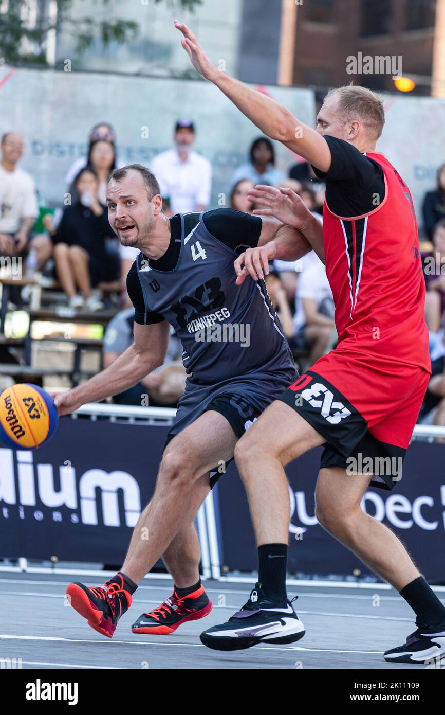 Montreal, Kanada, 03. September 2022: Wyatt anders (grau) vom Team Windipeg aus Kanada im Kampf gegen Aurelijus Pukelis vom Team Šakiai Gulbelė aus Litauen während der Poolrunde der 2022 FIBA 3x3 World Tour Montreal Masters auf dem Place des Festivals in Montreal, Kanada. Das Team von Windnpeg aus Kanada gewann das Spiel mit 18:17 Punkten. Stockfoto