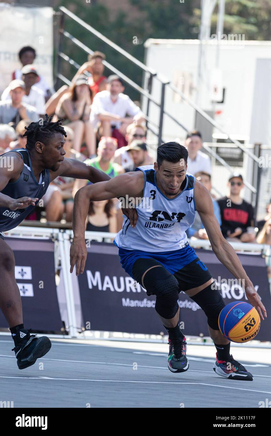 Montreal, Kanada, 03. September 2022: Dulguun Enkhbat (weiß) vom Team Ulaanbaatar MMC Energy of Mongolia kämpft während der Poolrunde der 2022 FIBA 3x3 World Tour Montreal Masters auf dem Place des Festivals in Montreal, Kanada, um den Ball gegen Alain Bernard Louis (grau) vom Team Gatineau aus Kanada. Das Team Ulaanbaatar MMC Energy of Mongolia gewann das Spiel mit 21:16 Punkten. Stockfoto