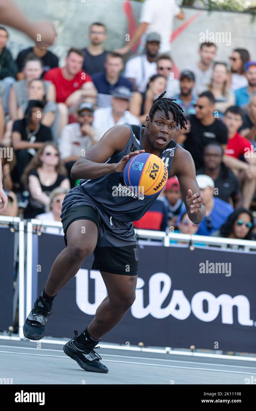 Montreal, Kanada, 03. September 2022: Alain Bernard Louis (grau) vom Team Gatineau aus Kanada in Aktion während der Poolrunde der 2022 FIBA 3x3 World Tour Montreal Masters gegen das Team Ulaanbaatar MMC Energy of Mongolia auf dem Place des Festivals in Montreal, Kanada. Das Team Ulaanbaatar MMC Energy of Mongolia gewann das Spiel mit 21:16 Punkten. Stockfoto