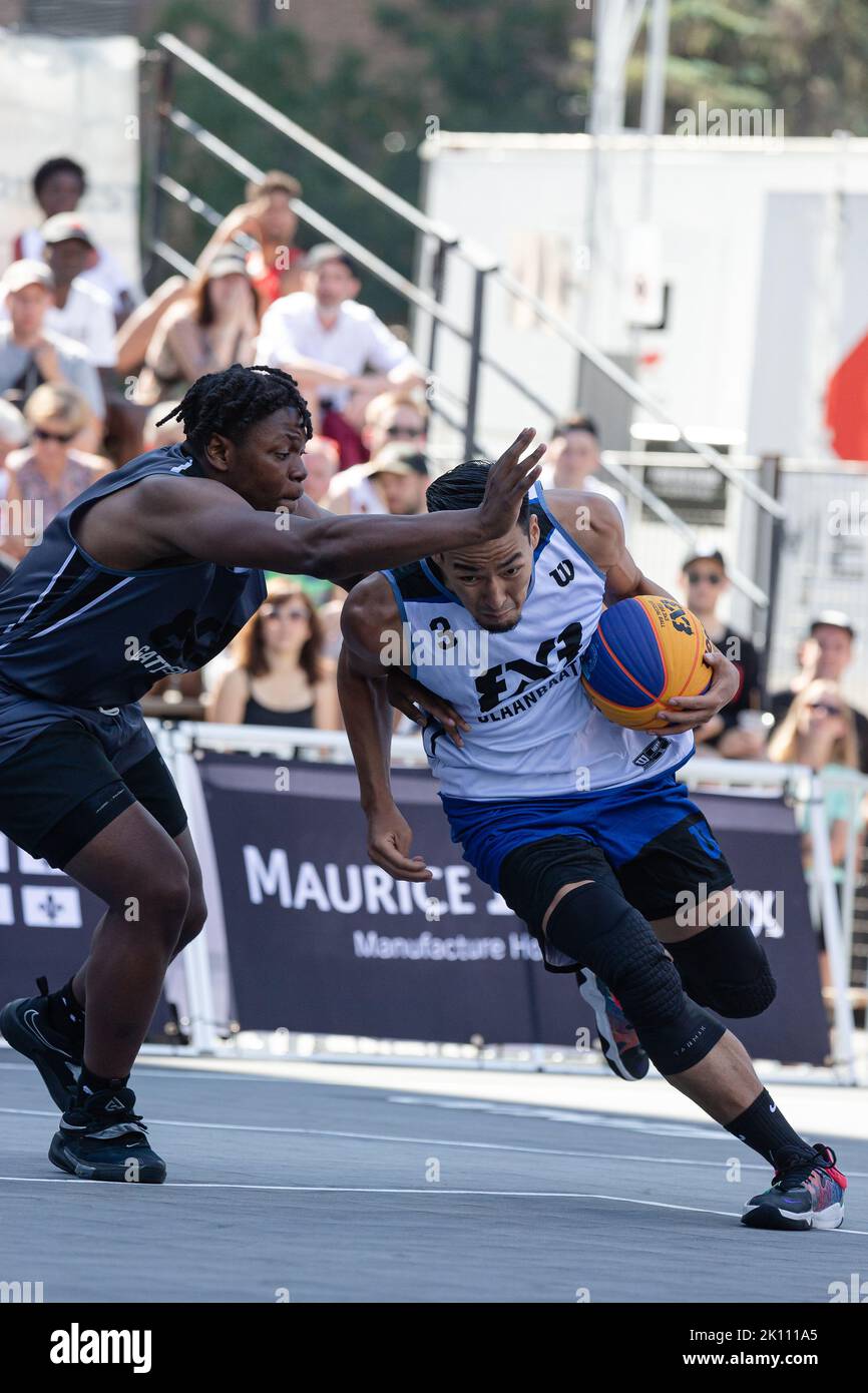 Montreal, Kanada, 03. September 2022: Dulguun Enkhbat (weiß) vom Team Ulaanbaatar MMC Energy of Mongolia kämpft während der Poolrunde der 2022 FIBA 3x3 World Tour Montreal Masters auf dem Place des Festivals in Montreal, Kanada, um den Ball gegen Alain Bernard Louis (grau) vom Team Gatineau aus Kanada. Das Team Ulaanbaatar MMC Energy of Mongolia gewann das Spiel mit 21:16 Punkten. Stockfoto