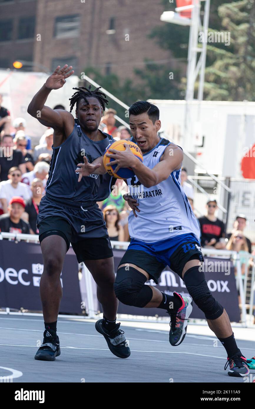 Montreal, Kanada, 03. September 2022: Dulguun Enkhbat (weiß) vom Team Ulaanbaatar MMC Energy of Mongolia kämpft während der Poolrunde der 2022 FIBA 3x3 World Tour Montreal Masters auf dem Place des Festivals in Montreal, Kanada, um den Ball gegen Alain Bernard Louis (grau) vom Team Gatineau aus Kanada. Das Team Ulaanbaatar MMC Energy of Mongolia gewann das Spiel mit 21:16 Punkten. Stockfoto