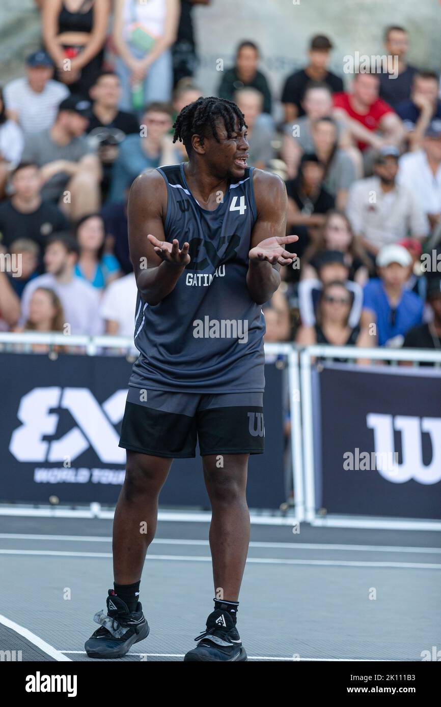 Montreal, Kanada, 03. September 2022: Alain Bernard Louis (grau) vom Team Gatineau aus Kanada reagiert nach einem Foul während der Poolrunde der 2022 FIBA 3x3 World Tour Montreal Masters gegen das Team Ulaanbaatar MMC Energy of Mongolia auf dem Place des Festivals in Montreal, Kanada. Das Team Ulaanbaatar MMC Energy of Mongolia gewann das Spiel mit 21:16 Punkten. Stockfoto